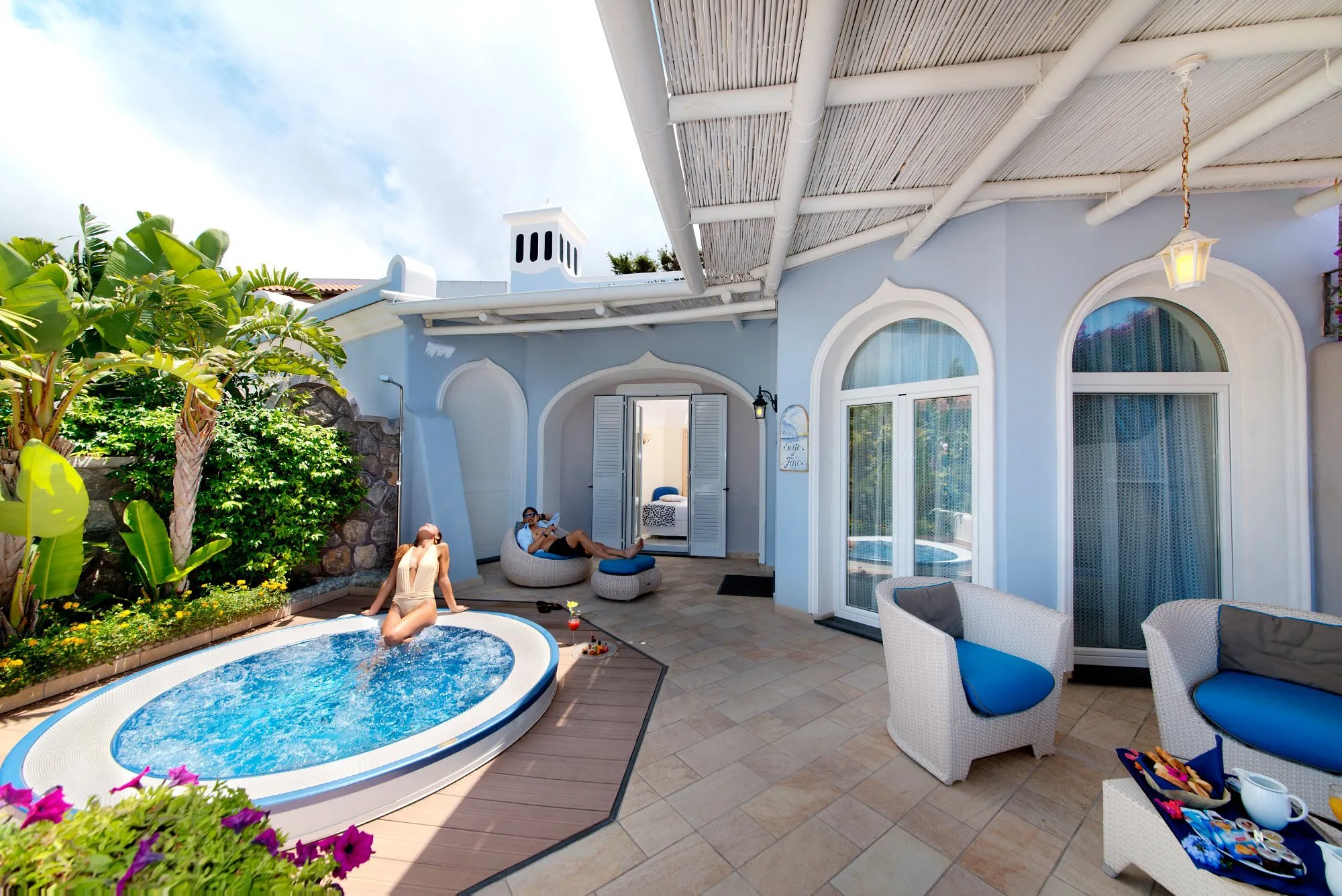 Suite con terrazza privata dotata di vasca idromassaggio e area relax all'aperto